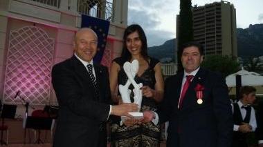 La consegna della statua all’ambasciatore