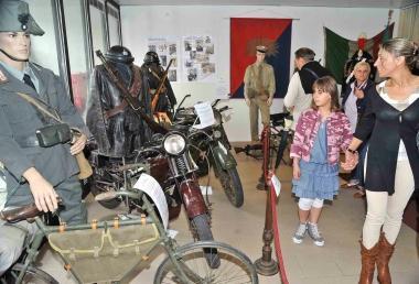 La mostra di mezzi e divise depoca 