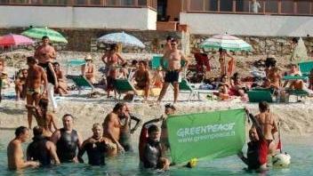 Il gruppo di nuotatori festeggia l’arrivo sulla spiaggia delle Ghiaie