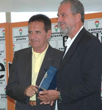 Macalli (a sinistra) durante una premiazione 