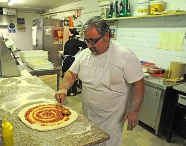 Lex deejay alle prese con una pizza 