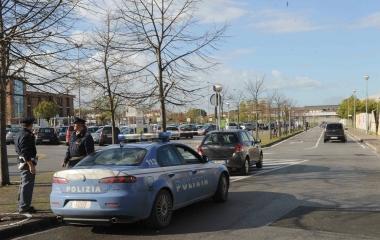 Un controllo della polizia in un parcheggio 
