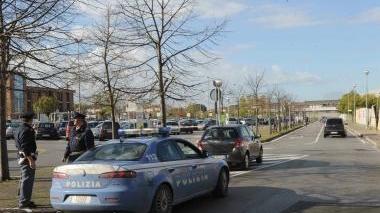 Un controllo della polizia in un parcheggio