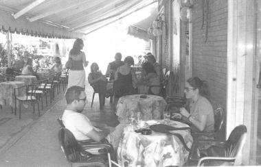 <b>ESERCIZI.</b> Clienti ai tavolini di un bar 