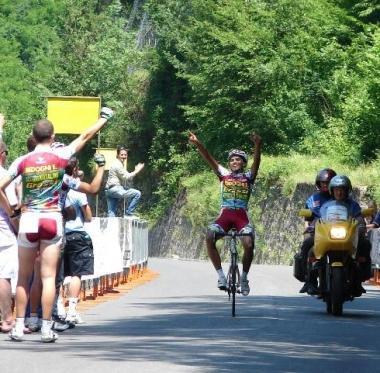 Larrivo di una precedente edizione e in alto la presentazione della gara 