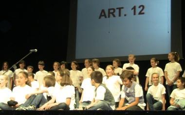 Sopra un momento dello spettacolo Art. 12 in scena al teatro comunale il 25 maggio   