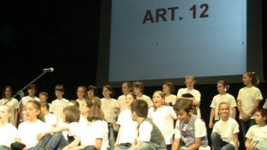 Sopra un momento dello spettacolo Art. 12 in scena al teatro comunale il 25 maggio