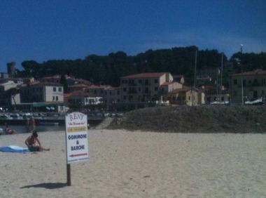 Le alghe accumulate sulla spiaggia di Marina di Campo  
