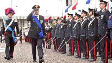 Il colonnello Fabrizio Volpe passa in rassegna il reparto Sotto i carabinieri in alta uniforme