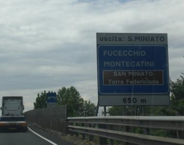 Il cartello alluscita della superstrada prima dello svincolo per S. Miniato 