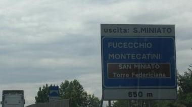 Il cartello all’uscita della superstrada prima dello svincolo per S. Miniato