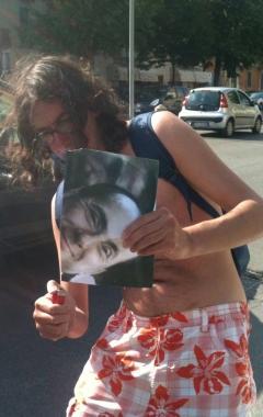 Paolini in viale Alfieri durante alcune fasi della sua performance 