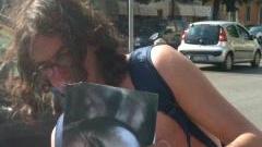 Paolini in viale Alfieri durante alcune fasi della sua performance