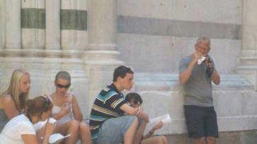 Turisti mangiano sui gradini di una chiesa (Vip)