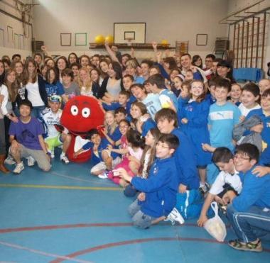 Sopra il Gabibbo con Vincenzo Nibali e in alto il pupazzo insieme ai ragazzi 