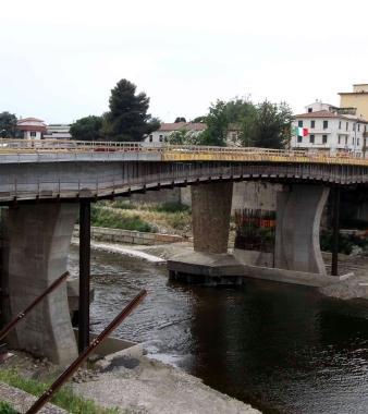 Il ponte sullArno che collega Empoli a Spicchio Sovigliana  
