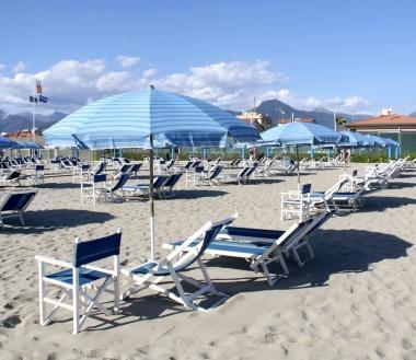 <b>BAGNI.</b> Gli stabilimenti della costa hanno scelto la strada del consorzio per poter contare di pi&ugrave;, per la promozione turistica e per i risparmi sui servizi. 