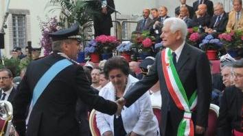 Il colonnello Ortolani stringe la mano al sindaco durante la cerimonia