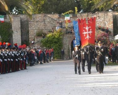 Lingresso del gonfalone del Comune nellarena davanti ai reparti schierati 
