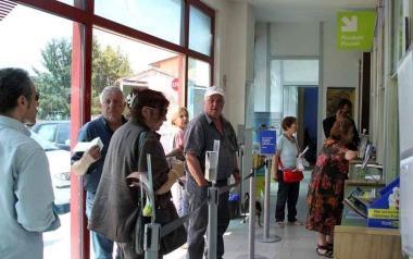 Cittadini allufficio postale di Bonascola 