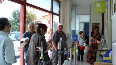 Cittadini all’ufficio postale di Bonascola