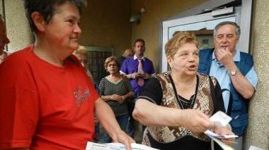 Gente in fila alla Posta per ritirare la pensione o pagare le bollette