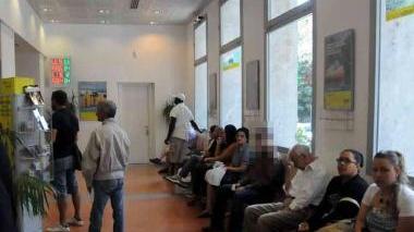 Utenti in attesa alle Poste di viale Democrazia
