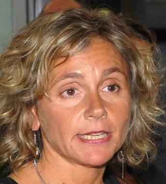 Rita Veroni, direttrice delle Poste di Pistoia e una coda agli sportelli di qualche anno fa   