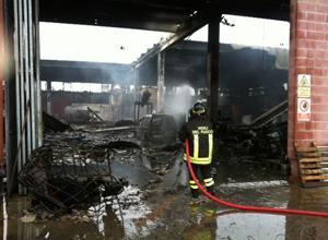 Incendio distrugge capannone con rifiuti plastici da riciclare