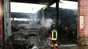 Incendio distrugge capannone con rifiuti plastici da riciclare