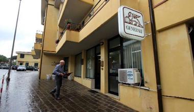 In due con la pistola rapinano le assicurazioni Generali