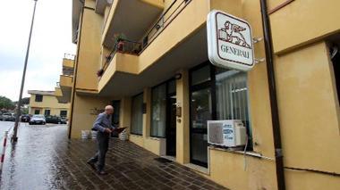 In due con la pistola rapinano le assicurazioni Generali