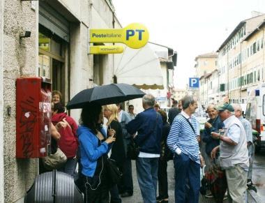 Ancora code ieri alla posta di corso Amedeo 