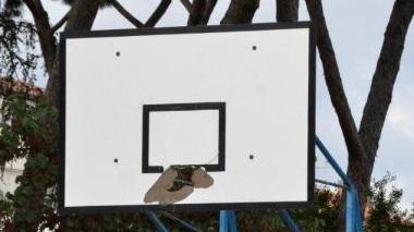 <b>VANDALI.</b> Il tabellone dal canestro divelto