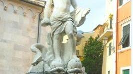 In piazza del Duomo, sporcizia nella vasca e nel basamento del "Gigante"