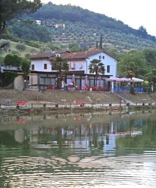 Il ristorante si affaccia sullomonimo laghetto 