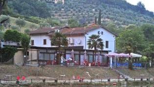 Il ristorante si affaccia sull’omonimo laghetto