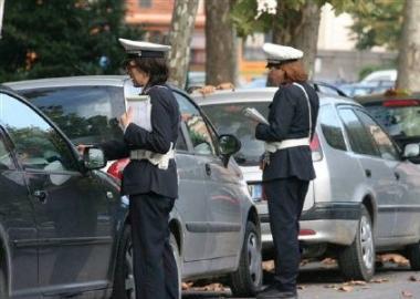 Vigili elevano multe 