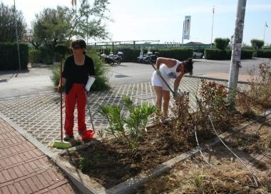 <b>PULIZIA.</b> I locali al lavoro per rimettere in sesto le aiuole 