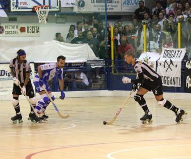 <b>IN AZIONE.</b> Motaran rilancia dopo una buona chiusura difensiva 