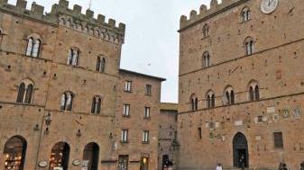 È stata la polizia di Volterra a denunciare il pensionato autore delle lettere anonime di questi ultimi mesi
