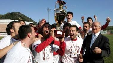 I festeggiamenti dopo il trionfo nella finale di Coppa col Montalcino