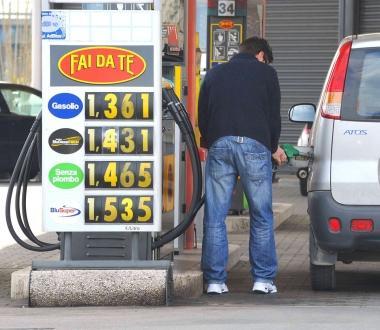 <b>BENZINA </b>alle stelle Disegno di legge per ridurre il prezzo 