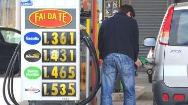 <b>BENZINA </b>alle stelle Disegno di legge per ridurre il prezzo