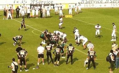 <b>FESTA</b> Lentrata in campo, la partita, una premiazione Alcuni momenti salienti del pomeriggio di football americano allo stadio Zecchini   