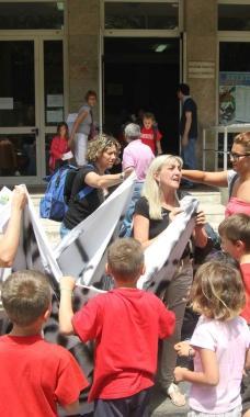 La protesta di mamme e bimbi 