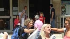 La protesta di mamme e bimbi