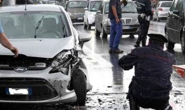 Una delle auto rimaste coinvolte nel maxi tamponamento in viale Roma 