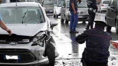 Una delle auto rimaste coinvolte nel maxi tamponamento in viale Roma