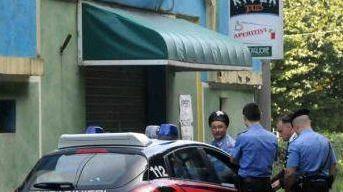 I carabinieri davanti al River Pub assaltato durante la notte